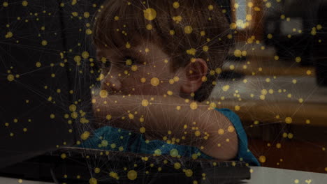 animación de conexiones sobre niño caucásico usando computadora