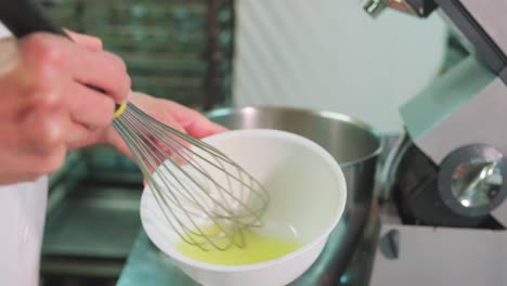 Cocinero-De-Cultivos-Batiendo-Huevos-En-Un-Tazón