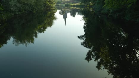 Transparentes-Wasser-Mit-Reflexionen