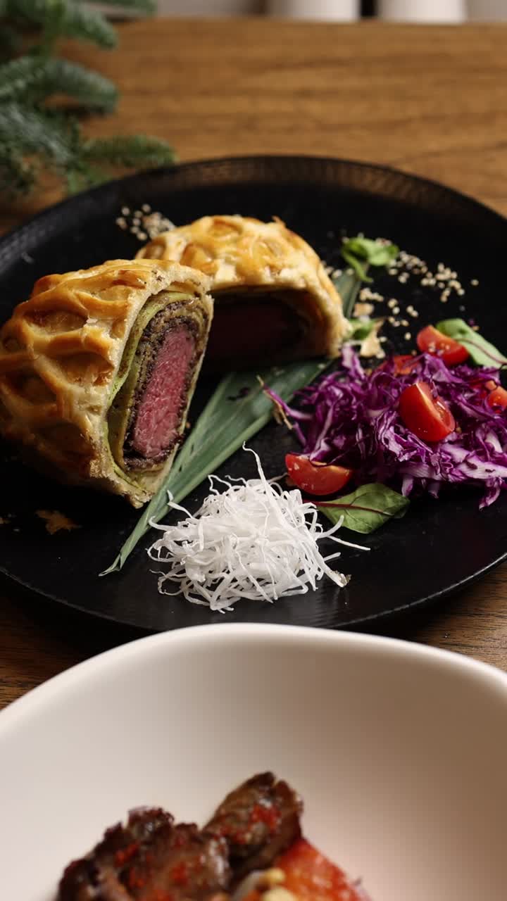 carne de res de wellington con ensalada asiática