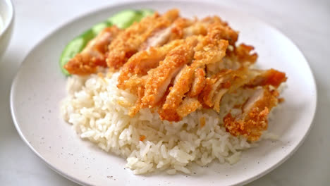 arroz con pollo hainanés con pollo frito o arroz con sopa de pollo al vapor con pollo frito - estilo de comida asiática