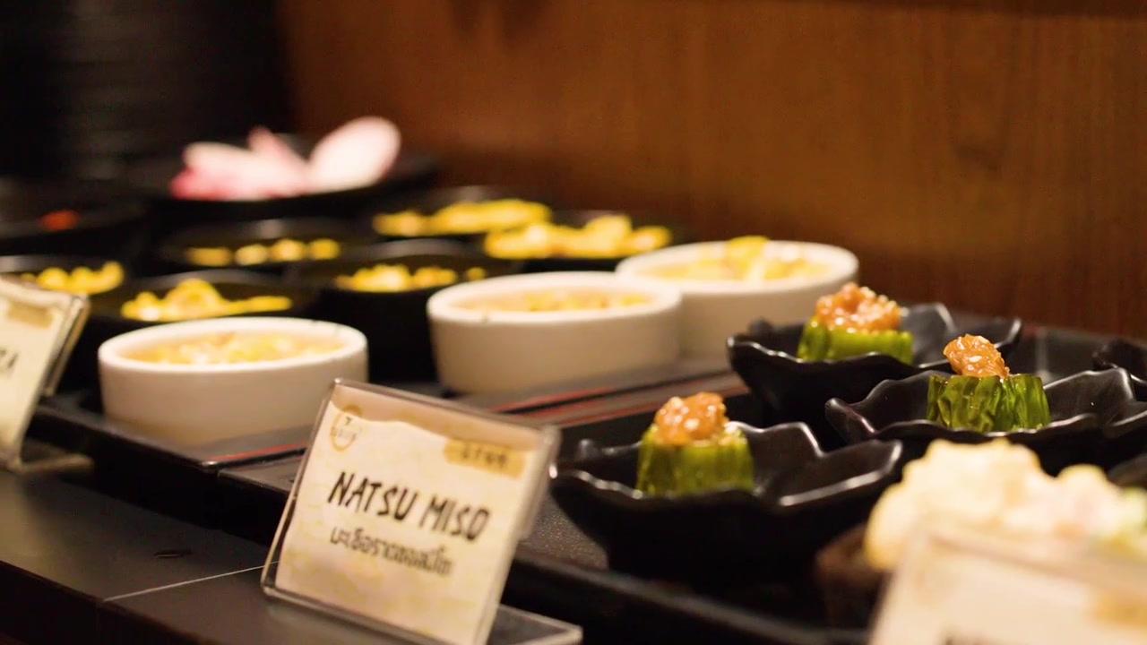 Käsi poimii Natsu Miso -alkuruokaa buffet-tarjoilusta
