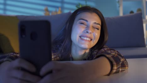 mujer joven usando un teléfono inteligente, navegando por las redes sociales, revisando noticias, enviando mensajes de texto.