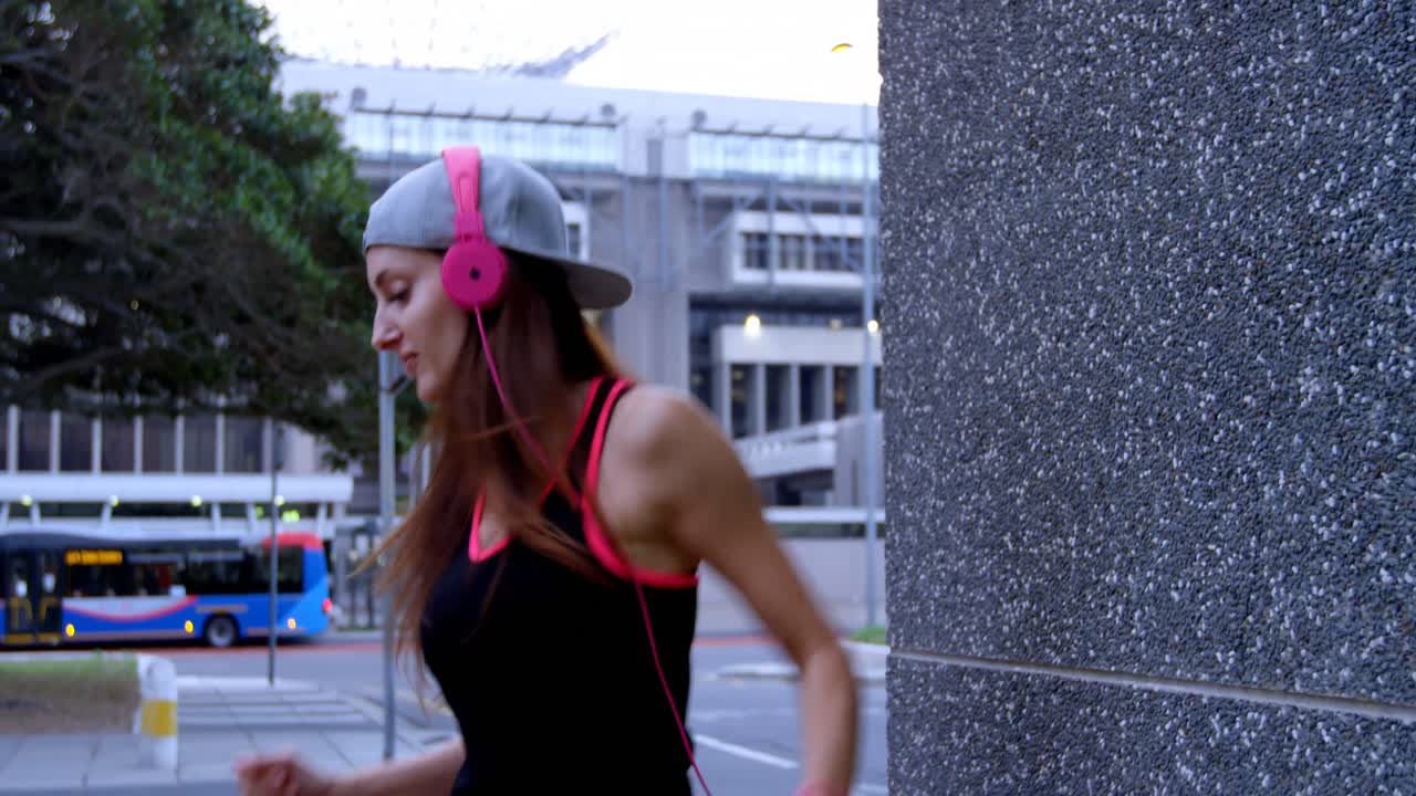 bailarina callejera bailando en la ciudad 4k