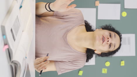 vídeo vertical de una estudiante habladora.