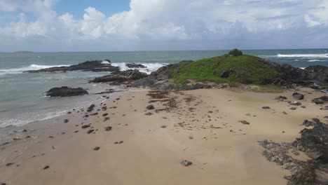 Vista-Aérea-De-La-Costa-Rocosa-Con-Olas-Rompientes-En-Verano---Bonville,-Aserradero-En-Nueva-Gales-Del-Sur,-Australia