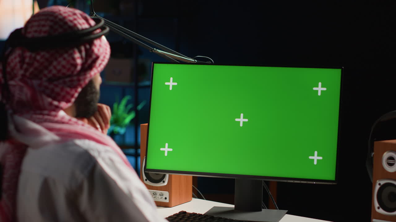 los datos de entrada del hombre en el dispositivo de pantalla verde