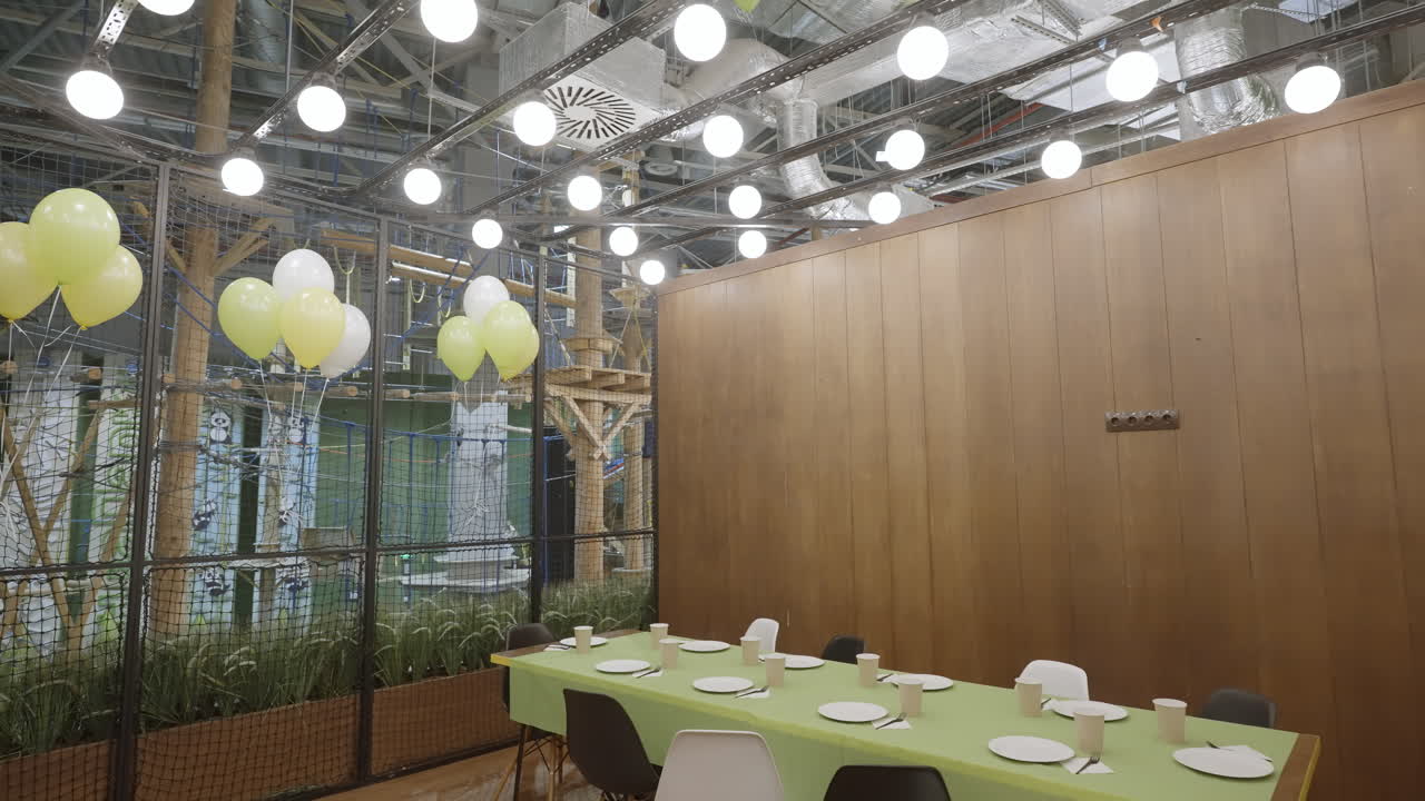 놀이 구역 레스토랑에서 어린이 생일 파티