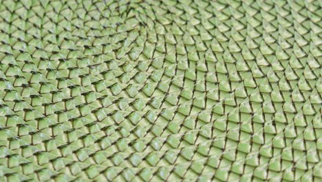 un pañuelo de textura verde casero que gira en el marco