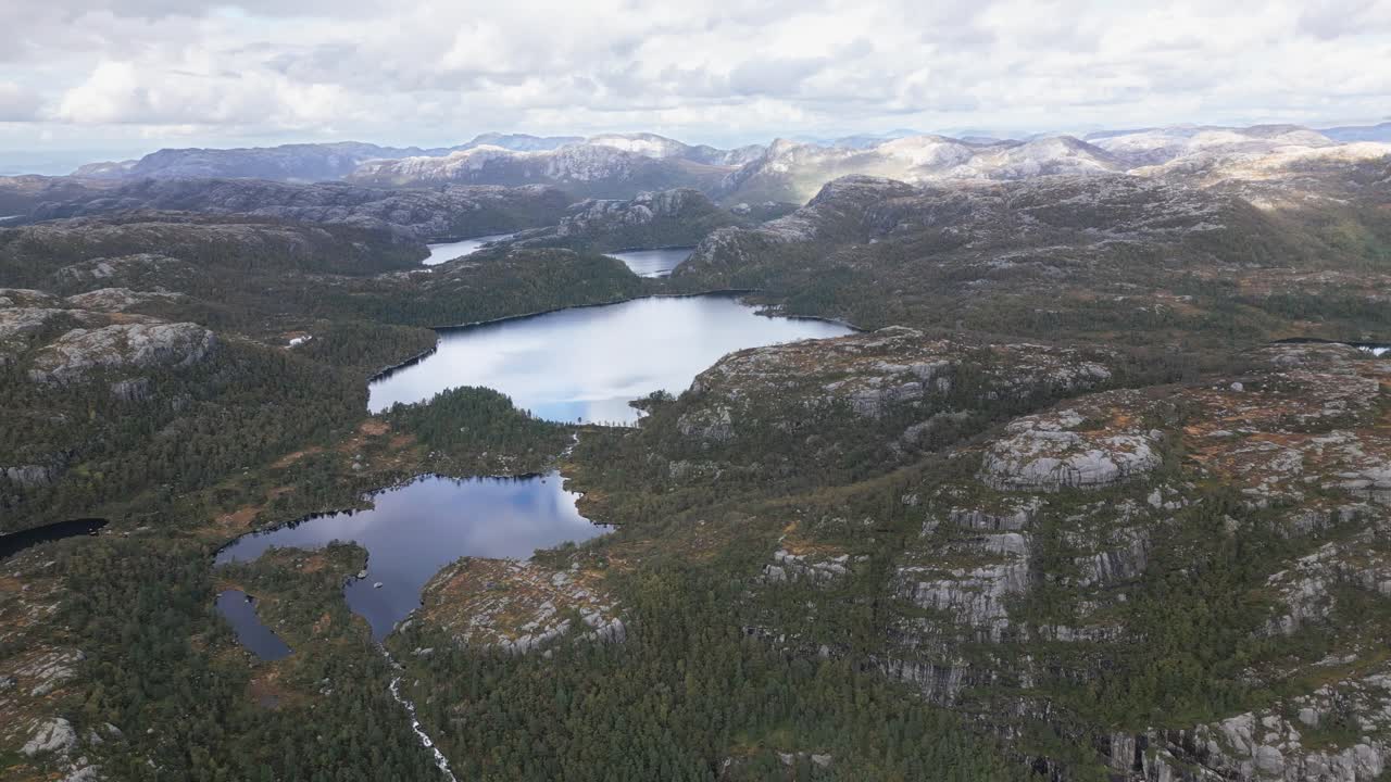 paisaje montañoso impresionante con dos grandes lagos y una cascada, noruega, dron, europa
