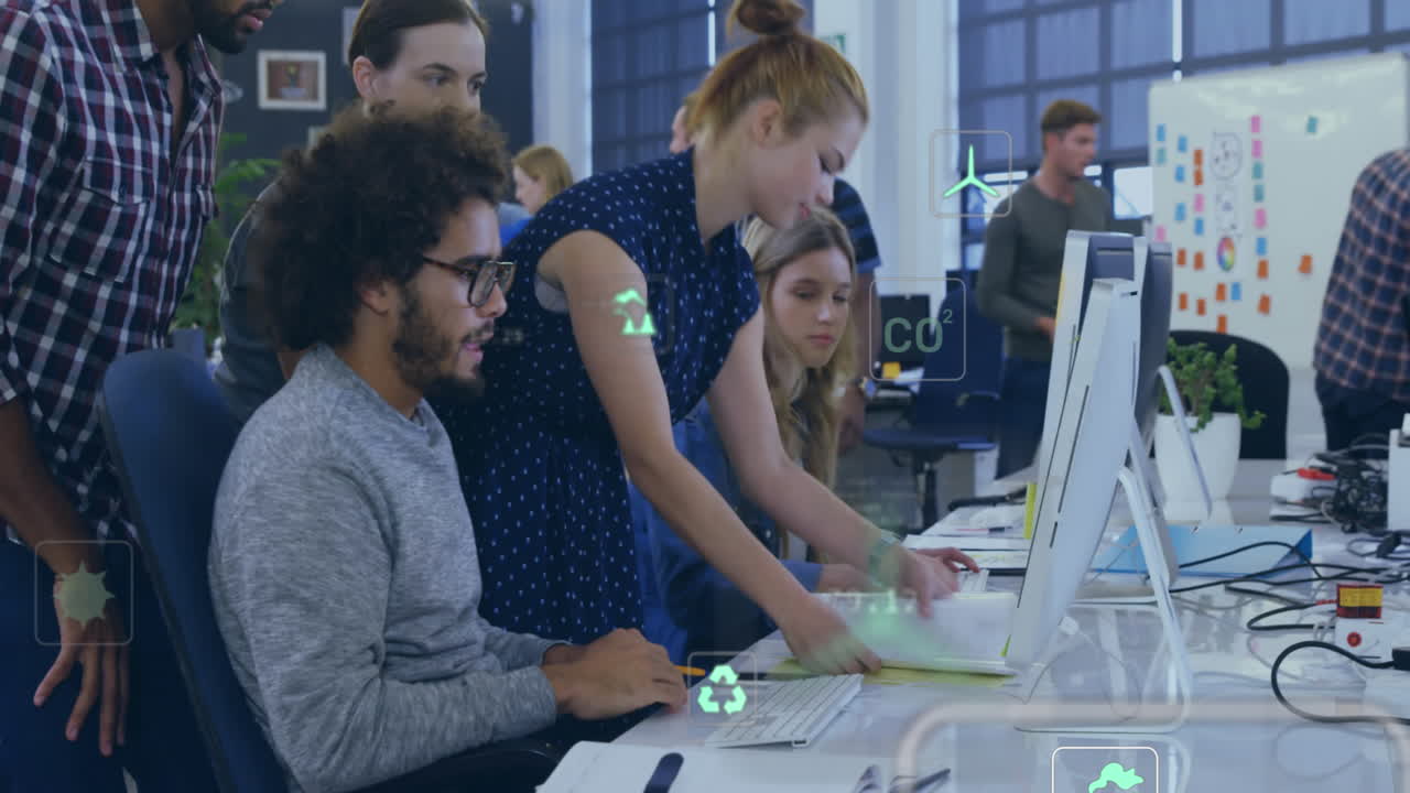 animación de iconos ecológicos y procesamiento de datos sobre diversas personas de negocios en la oficina