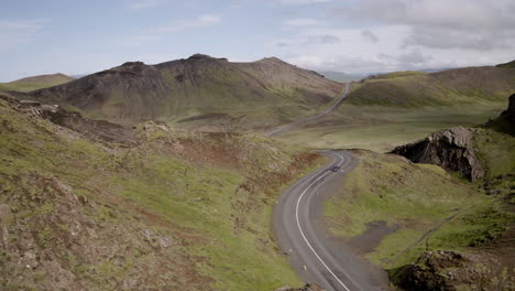antenas del paisaje de nesjavellir en islandia rastreando de izquierda a derecha por encima de la carretera barriendo el paisaje