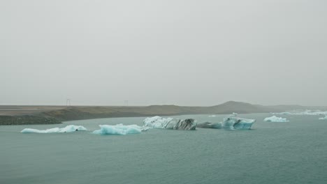Atemberaubender-Blick-Auf-Eisberge-Auf-Einem-Wunderschönen-See-An-Einem-Bewölkten-Tag