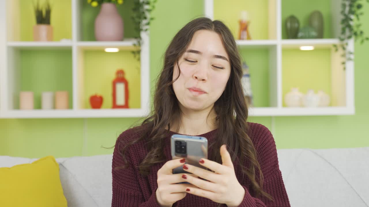 사랑에 빠진 무고한 아시아 젊은 여성이 남자친구와 문자 메시지를 보내고 있습니다.