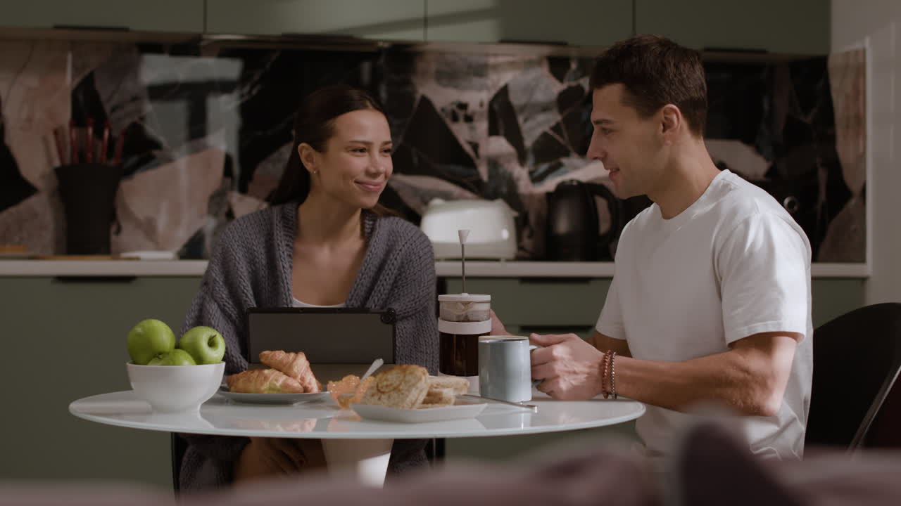 pareja disfrutando del desayuno juntos