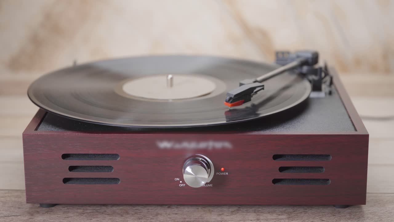 Persona che ascolta un disco in vinile su un giradischi vintage