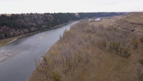 Dry-autumn-aerial:-River-valley-running-through-rural-Canadian-prairie