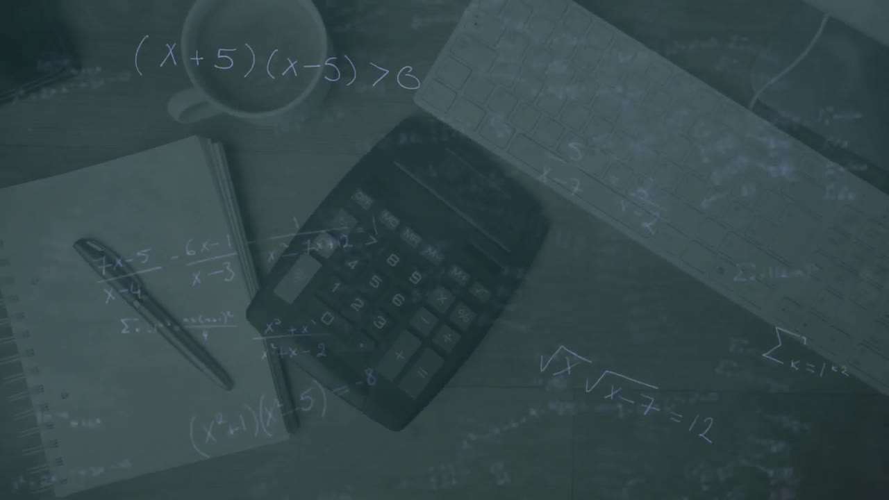 ecuaciones matemáticas contra la calculadora que cae en el escritorio de estudio