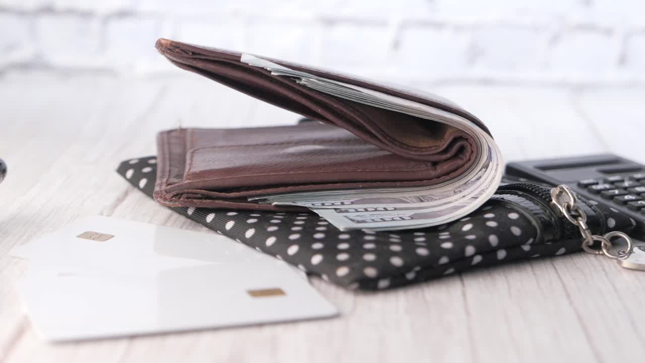 지갑, 현금, 신용카드, 나무 테이블