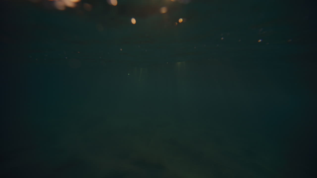 los rayos brillantes de la mañana bailan a través de la superficie del agua del océano.