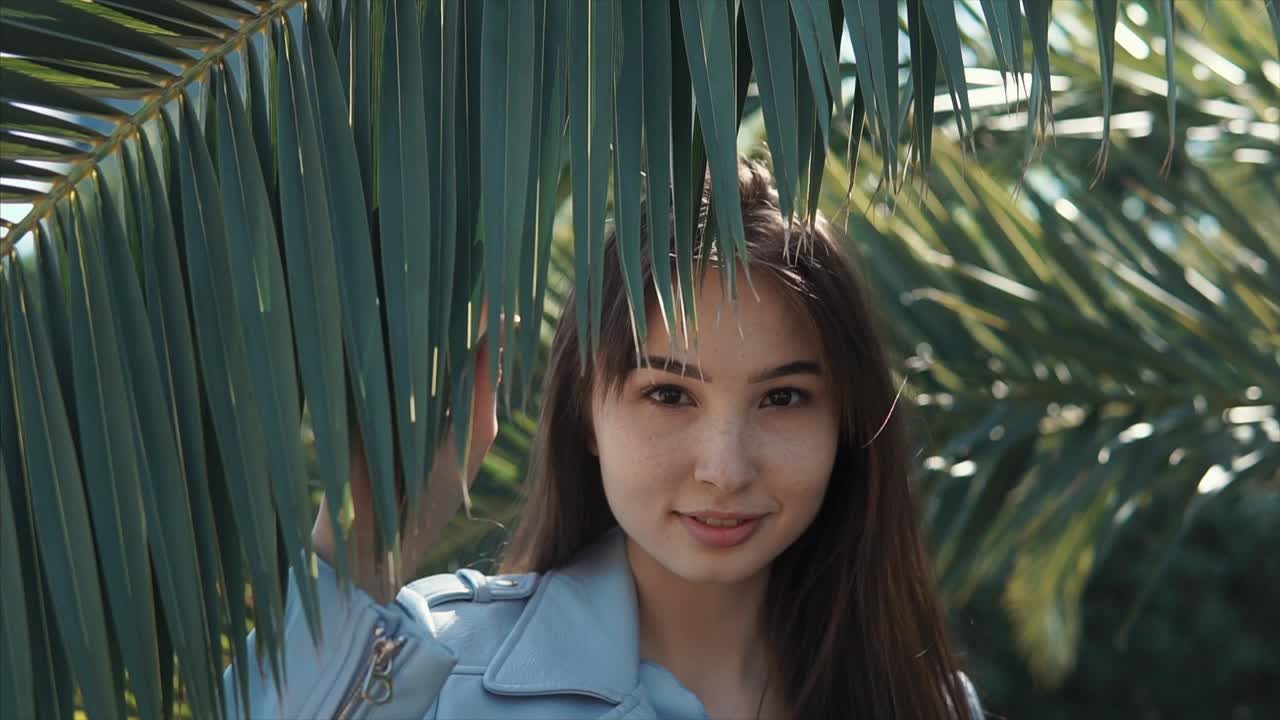 나무  에 있는 여자