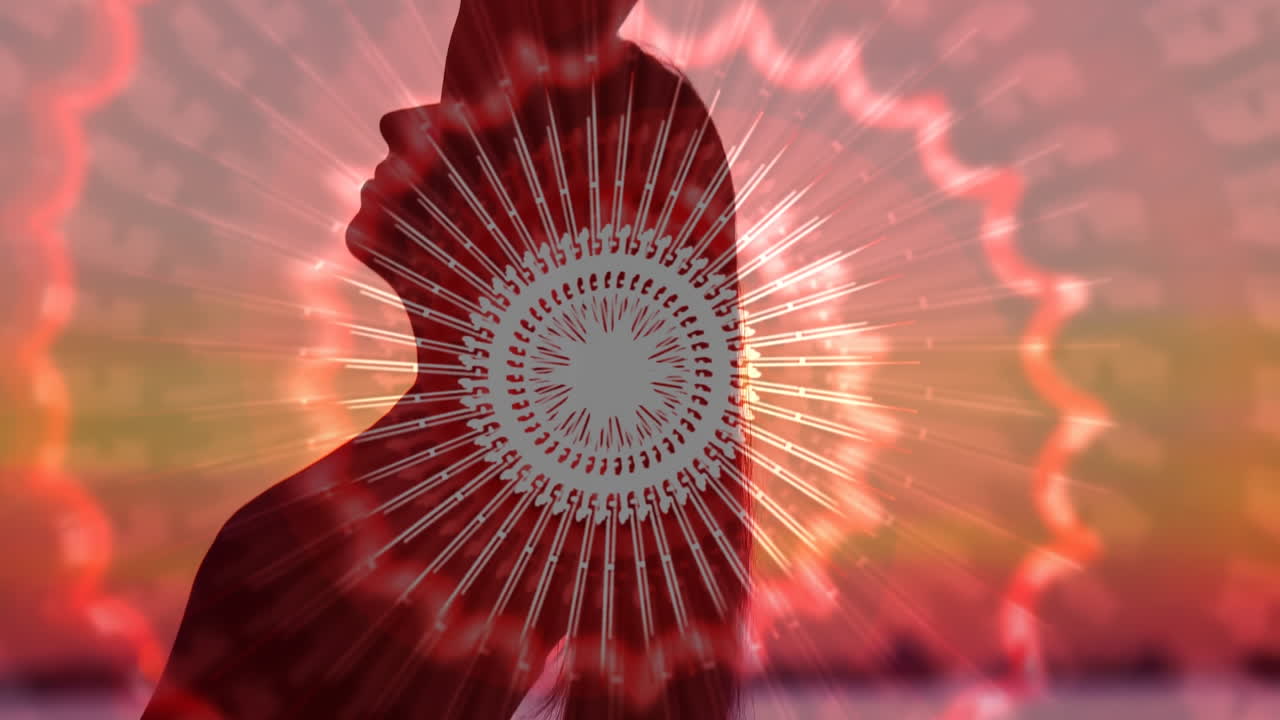 mujer haciendo yoga en la playa al atardecer