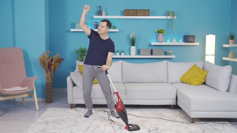 Funny-man-cleaning-the-house,-dancing-and-having-fun.