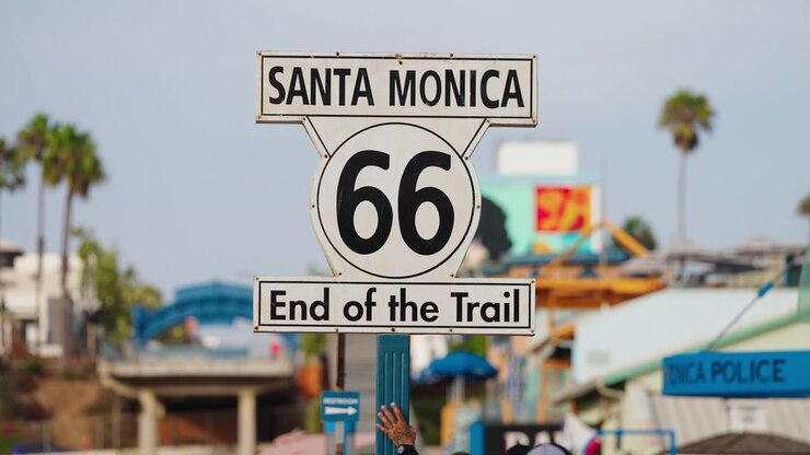 Segnale di fine percorso della Route 66 al molo di Santa Monica, California