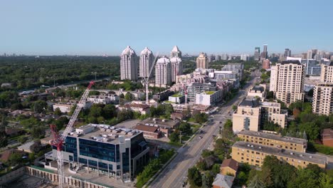 Desarrollos-De-Edificios-En-North-York,-Toronto-Con-Yonge-Street-Y-CN-Tower-En-Segundo-Plano