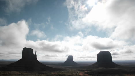 Weiße-Wolken-Ziehen-Schnell-über-Felsformationen-Im-Monument-Valley-Utah