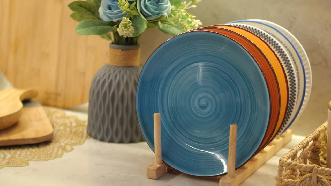 꽃 이 있는 나무 랙 에 있는 다채로운 접시 들