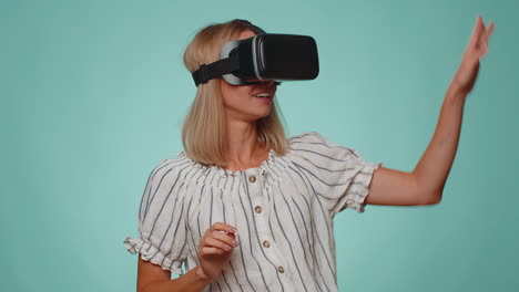 Frau-Nutzt-Virtual-Reality-Futurismus-Technologie-VR-Headset-Helm,-Um-Ein-Simulations-3D-Videospiel-Zu-Spielen