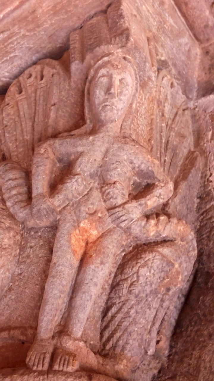 Soria, Spagna, 22 marzo 2026. Bassorilievo in pietra raffigurante donna con serpenti.