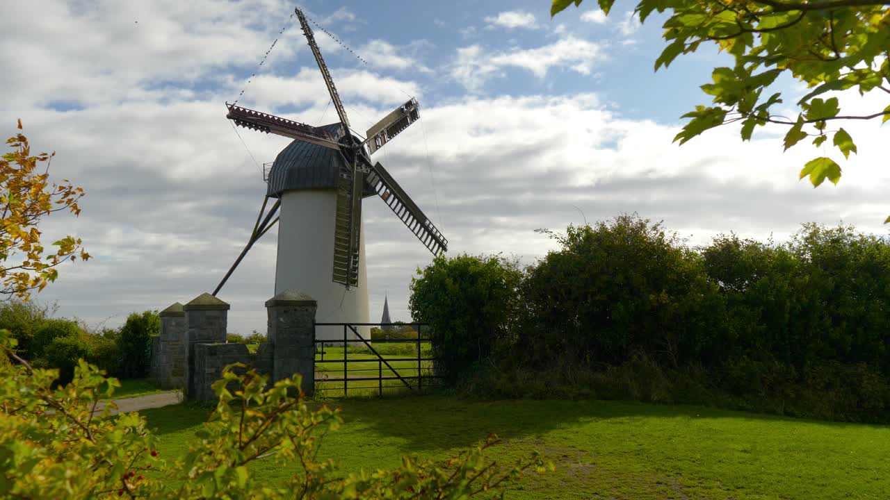 Kincir angin dengan langit biru di Skerries Mills, Dublin, warisan budaya, hari yang tenang