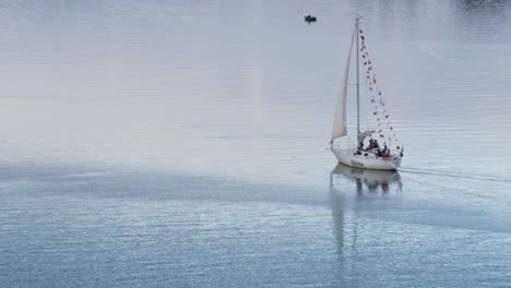 Weiße-Yacht-Schwimmende,-Entspannende-Landschaft,-Drohnenaufnahme.-Romantischer-Abend-Auf-Dem-Boot