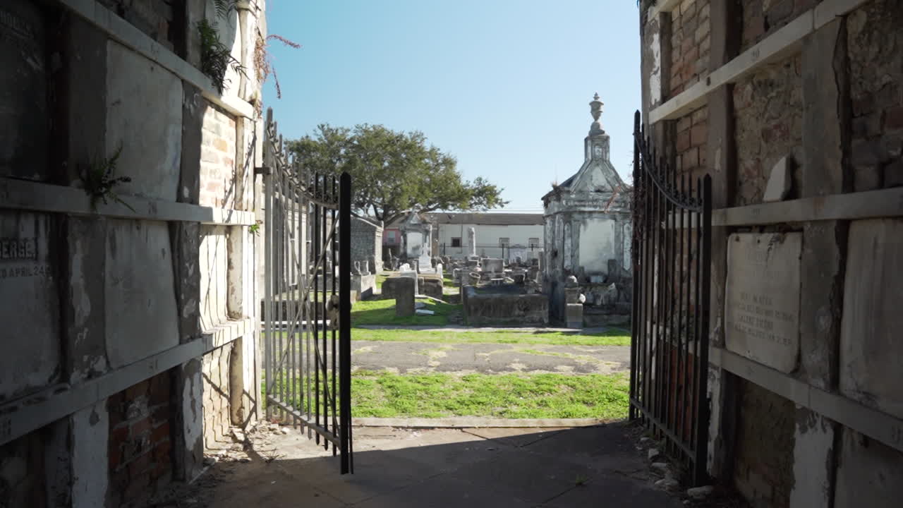 cámara lenta a través de un cementerio espeluznante durante el día en nueva orleans