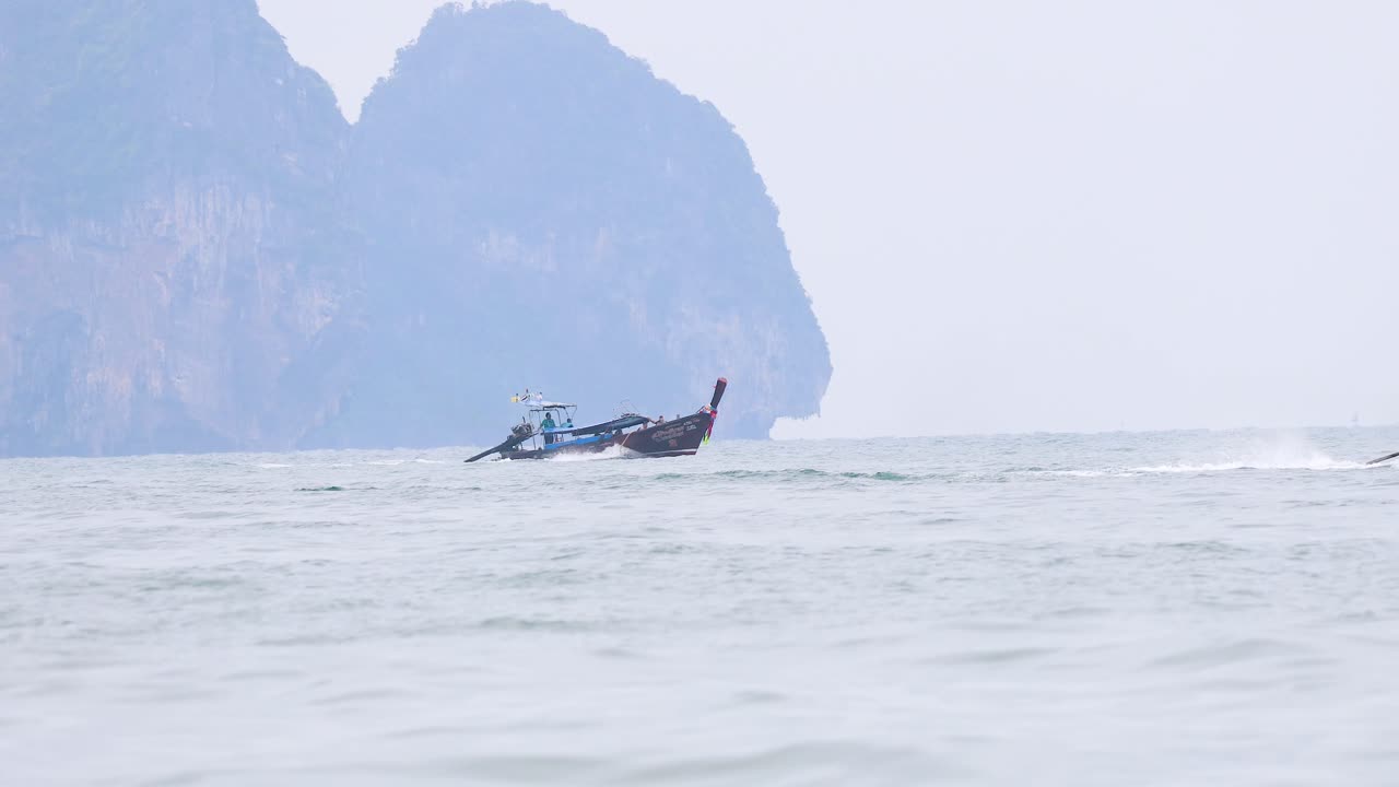 크라비 절벽 근처 의 조용 한 물 을 항해 하는 배 들