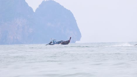 크라비 절벽 근처 의 조용 한 물 을 항해 하는 배 들