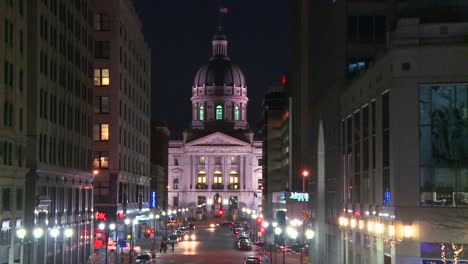 Un-Carruaje-Tirado-Por-Caballos-Pasa-Por-El-Edificio-De-La-Capital-Del-Estado-De-Indiana-En-Indianápolis-En-La-Noche-1