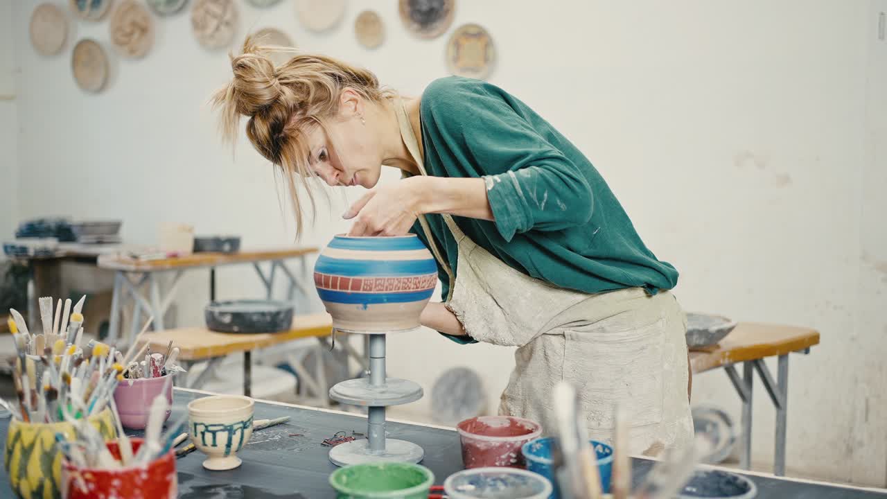 여성 도자기 - 새로운 세라 비에 그림 패턴, 추적, 느린 모션