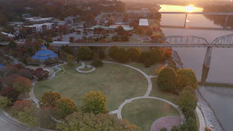 田納西州查塔努加的庫利奇公園在日出時的旋轉空中拍攝