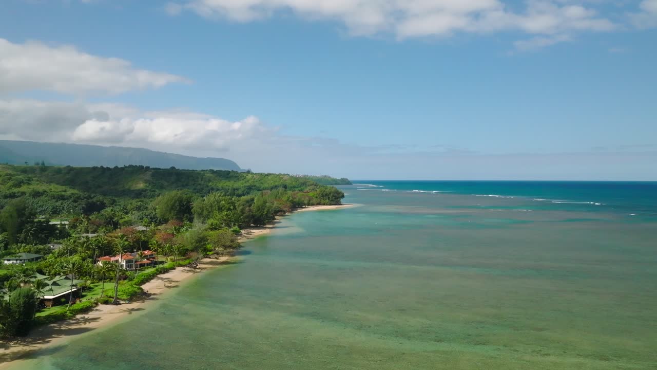 órbita aérea extremadamente amplia y lenta sobre la playa de anini, kauai, hawaii