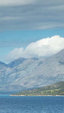 Griechenland-Küste-Und-Berge-In-Vertikaler