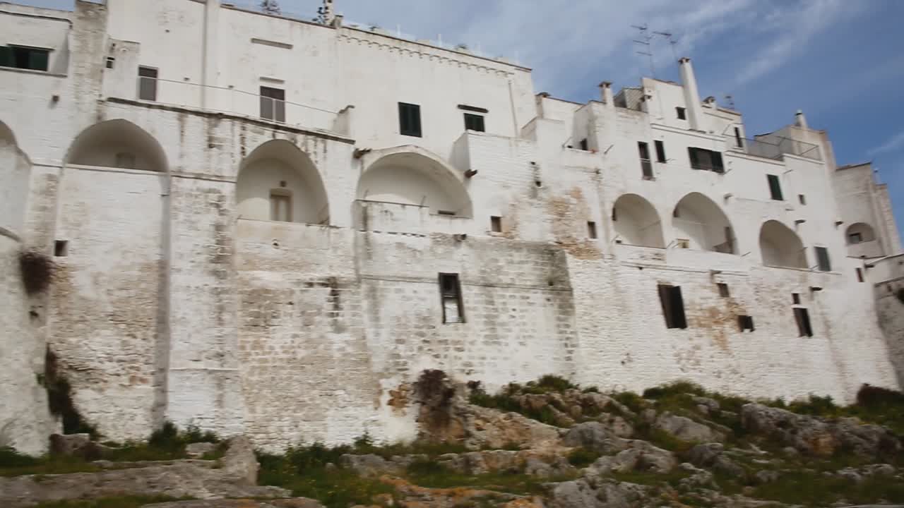 중세 도시 오스투니 건축, 이탈리아의 흰 벽에 대한 탁 트인 전망