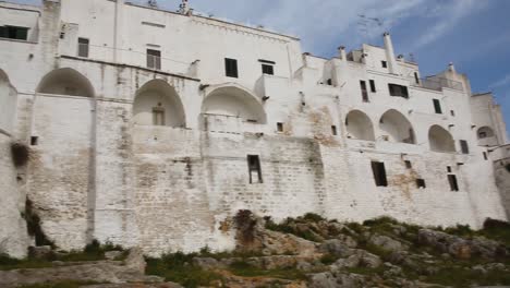 Vista-Panorámica-Sobre-Las-Paredes-Blancas-De-La-Arquitectura-Medieval-De-La-Ciudad-De-Ostuni,-Italia