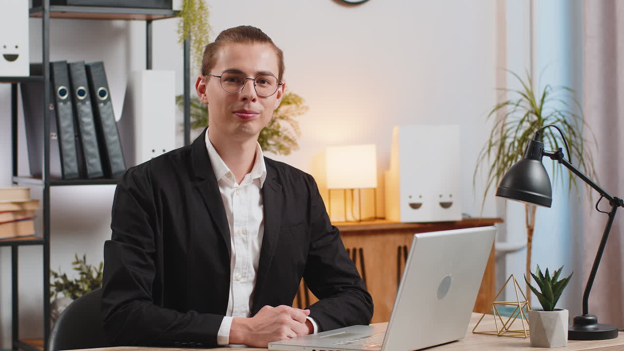 коллаж разнообразных счастливых улыбающихся людей, показывающих большой палец вверх, как знак положительной хорошей положительной обратной связи