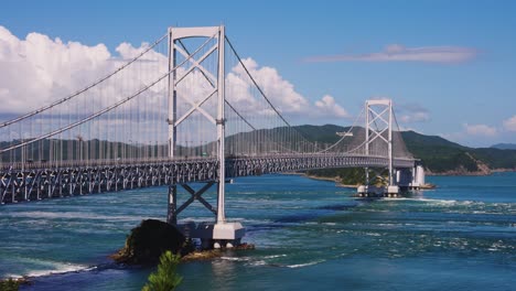 Tokushima-Naruto-Brücke,-Starke-Gezeiten-Durchqueren-Die-Meerenge