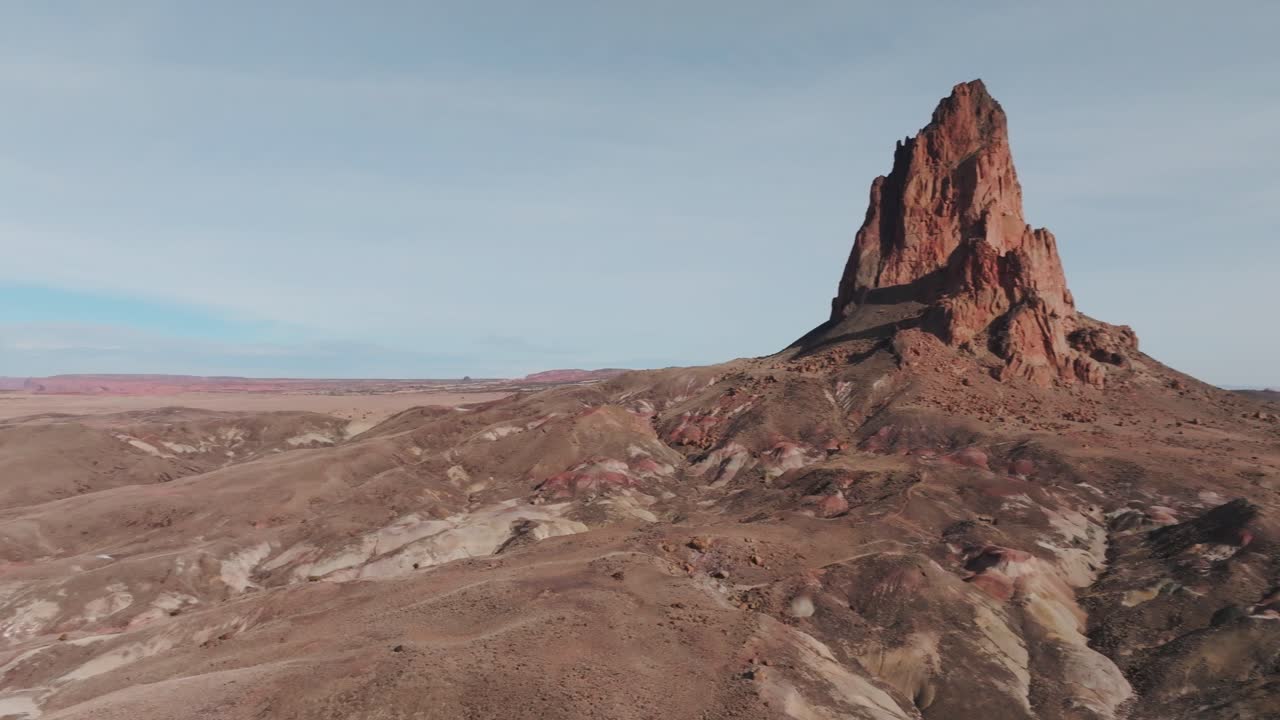 Ilmakuva Agathla Peakista dronella. Paikalliset tuntevat sen nimellä El Capitan. Se kohoaa aavikolta lähellä Monument Valleytä Pohjois-Arizonassa. Elokuvamainen, pyörivä ilmakuva paljastaa vulkaanisen kiven.