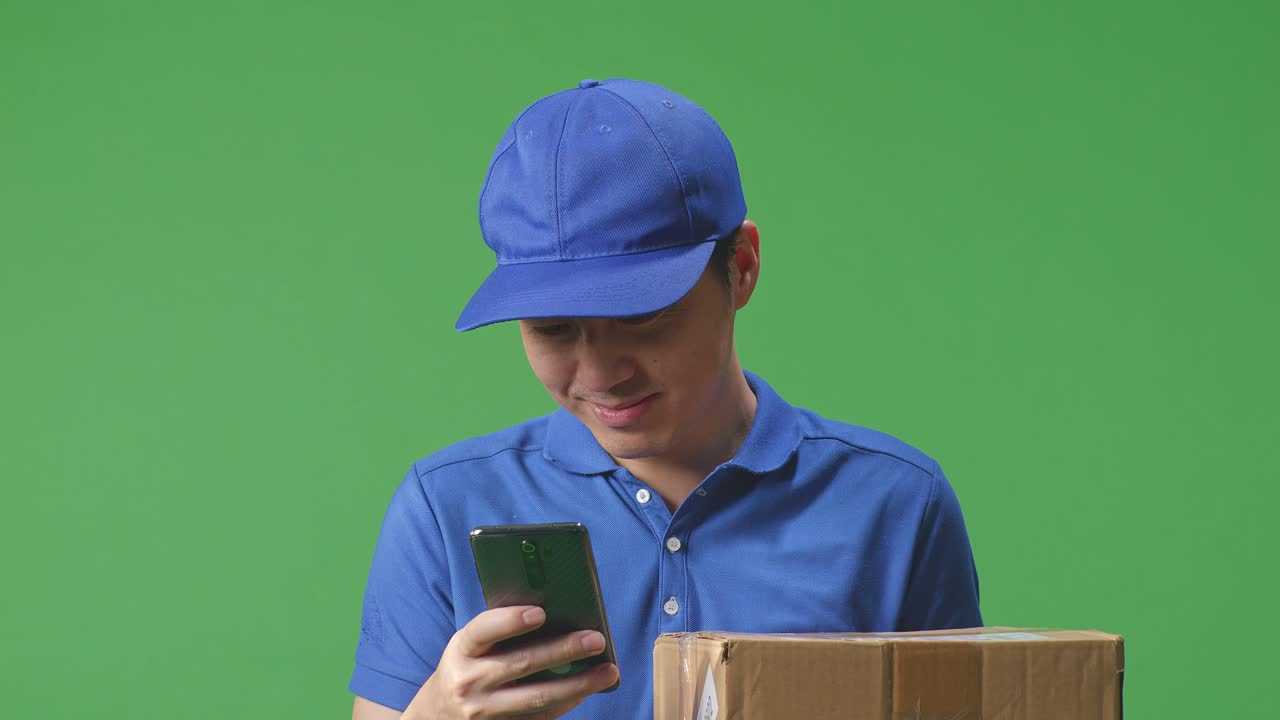 persona de entrega chequeando el paquete en el teléfono inteligente