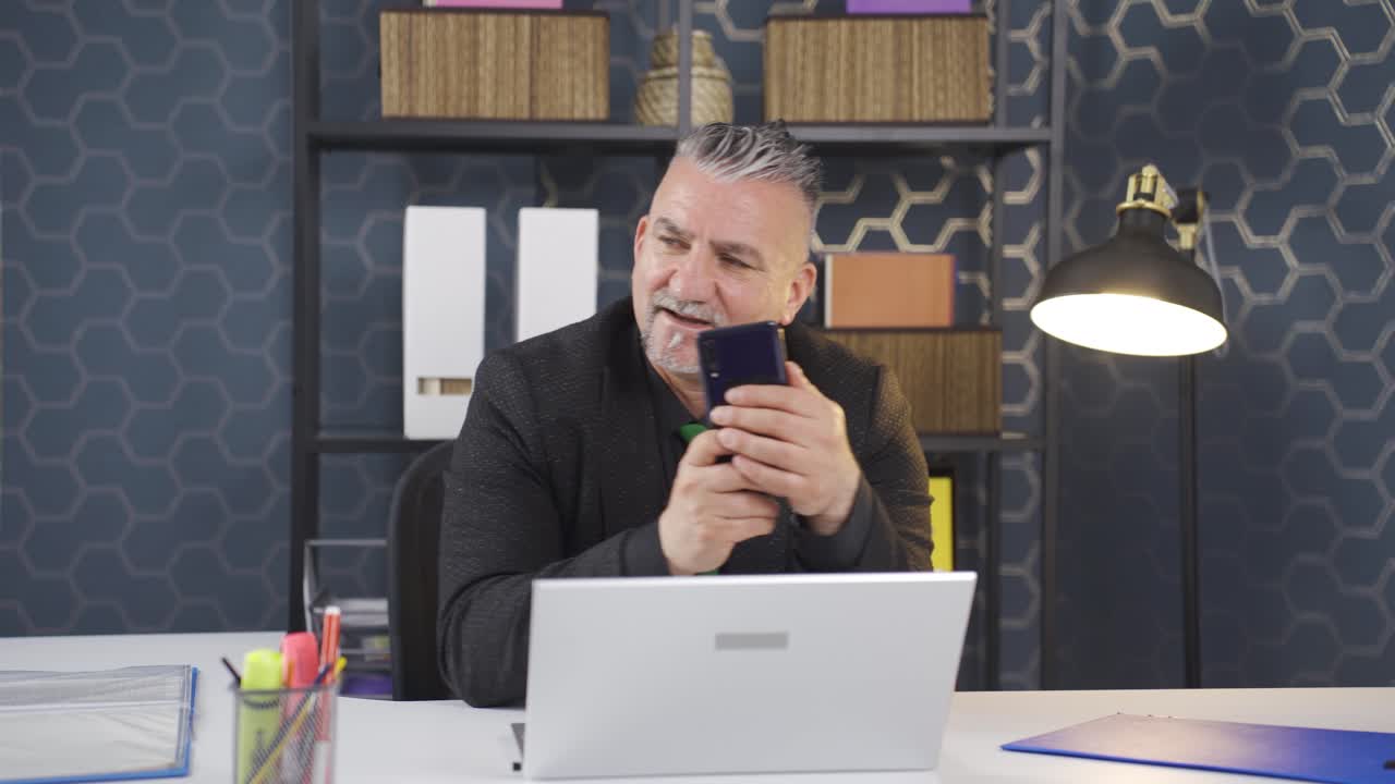 ⁇ 드폰을 이용한 춤추는 행복한 사업가